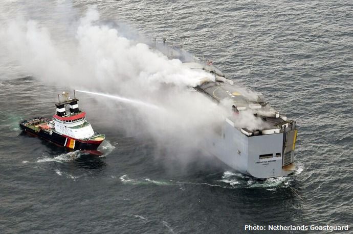 オランダ沖で日本企業所有の貨物船で火災、高級車など約3000台を積載…EVから出火した可能性！