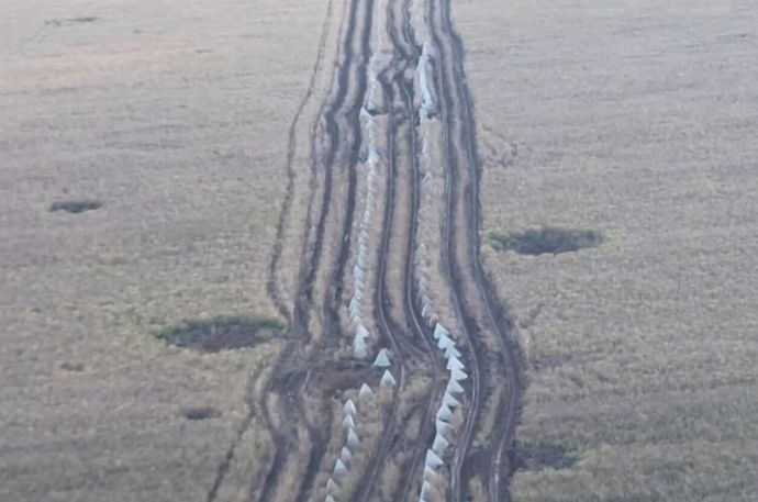 ロシア軍が「竜の歯」と呼ばれるコンクリート製対戦車障害物を設置…東部や南部で防御を強化！