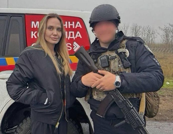 ウクライナ電撃訪問のアンジェリーナ・ジョリー、現地ドライバーが検問所で徴兵される！