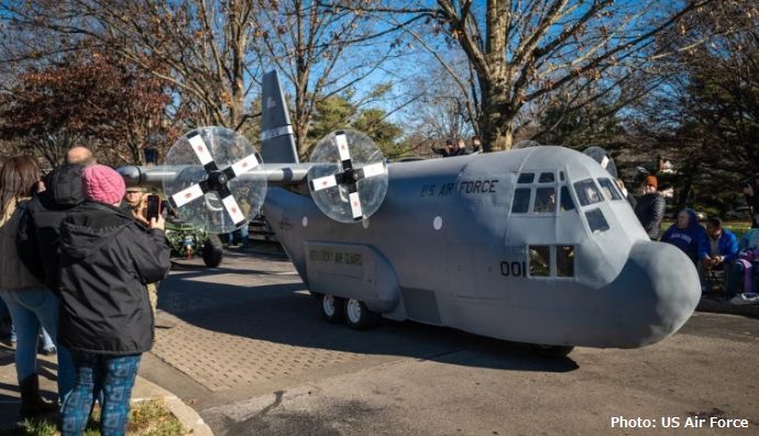 ケンタッキー州知事の就任式パレードにミニC-130ハーキュリーズが登場！