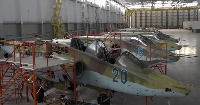 ロシアのスホーイSu-25戦闘攻撃機の工場をウクライナ軍のドローンが襲撃、超低空での撃墜…緊迫の映像がSNSに出回る！