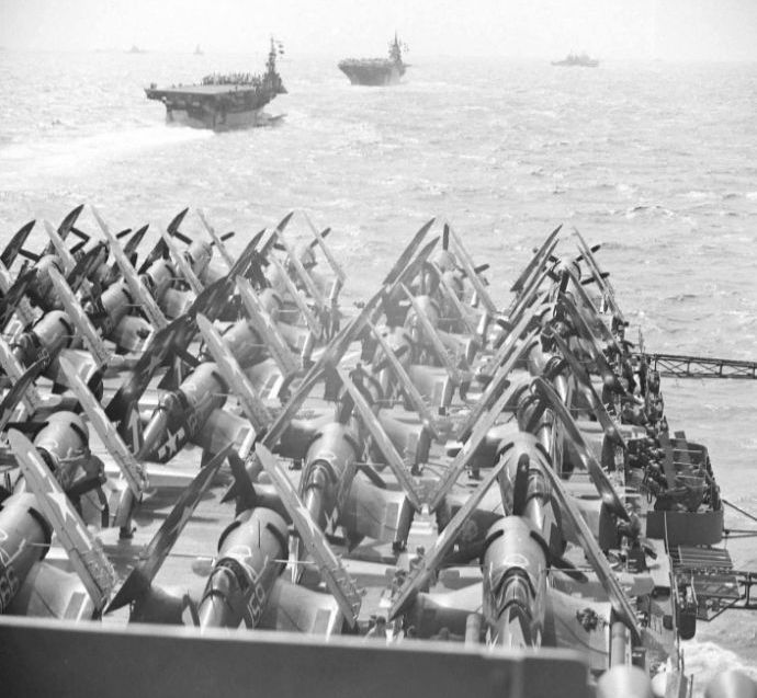太平洋戦争で日本本土への最初の攻撃を準備する米海軍第58任務部隊！