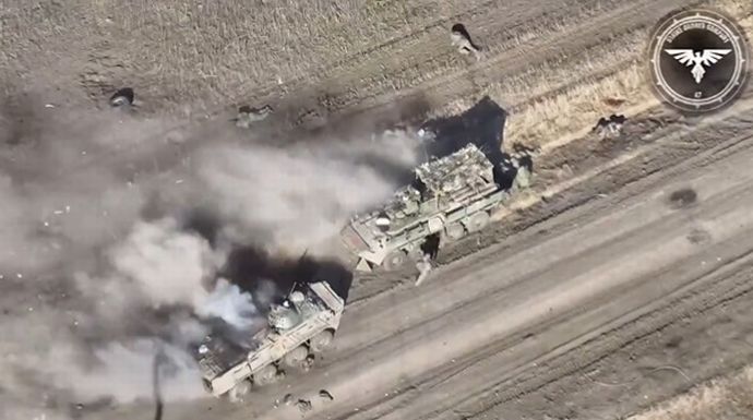 M2A2ブラッドレー歩兵装甲車にミンチにされ、一瞬で全滅するロシア軍突撃部隊…アウディーイウカ近郊！