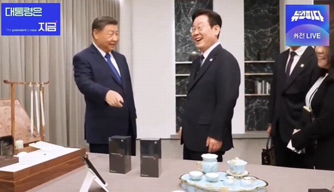 中韓首脳会談、贈られたスマホに李大統領「通信保安大丈夫か？」習近平「バックドア確認してみて(笑)」！
