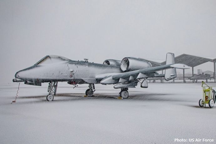 厳しい吹雪の中、飛行ラインに駐機する対地攻撃機A-10CサンダーボルトII！