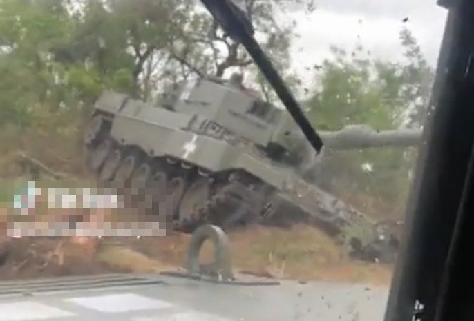 レオパルド2戦車で敵塹壕に突撃してんのかよ？！