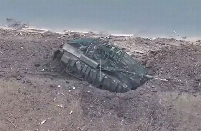 ロシア主力戦車T-90Mがくぼみに落ちる、ウクライナ軍のFPVドローンから逃げ破損！