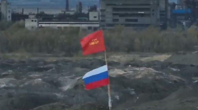 ロシア軍、アヴデーエフカ化学工場北の高地を占領する映像を公開…ボタ山に国旗を立てる！