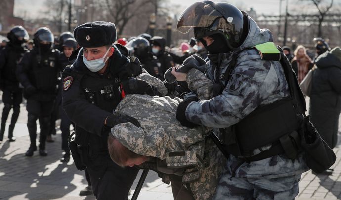 他人を「密告」するロシア人が増加…ソ連時代の秘密警察に情報提供していた孫娘「気の毒とは思わない」！