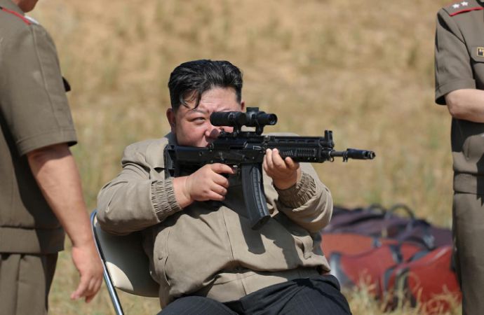 北朝鮮でライセンス生産されたAK-12アサルトライフルを試射する将軍！