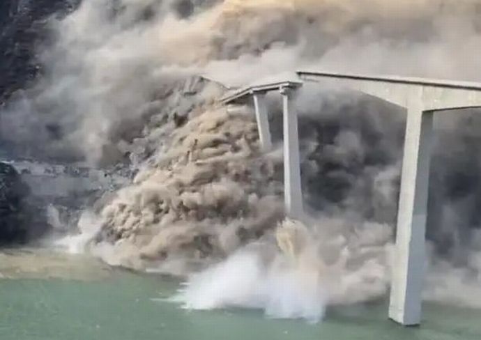 竣工わずか10カ月、全長758mの巨大橋が崩壊…中国四川省！