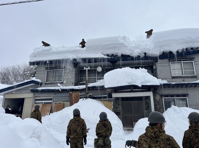陸上自衛隊、青森県内で屋根の除排雪に係る災害派遣活動を実施！