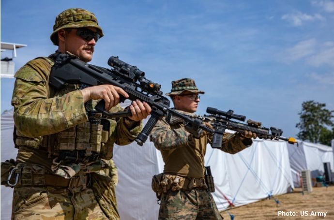 米海兵隊員とオーストラリア兵が弾倉交換のスピートと正確性を競う！