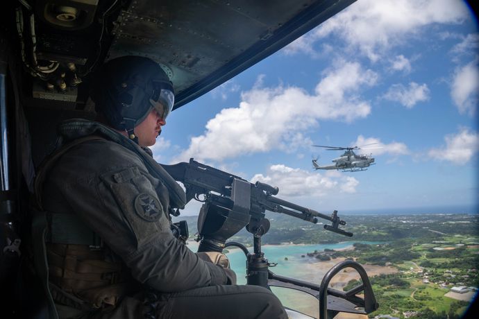 米海兵隊ヘリ、銃口を民間地に向け飛行…屋我地島上空！