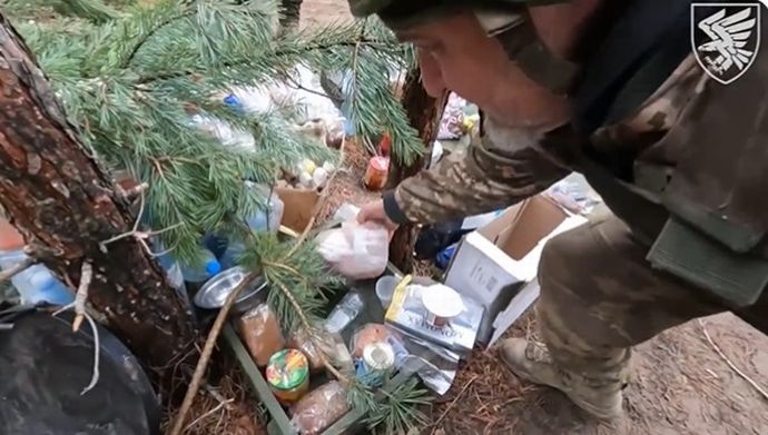 ウクライナ軍歩兵部隊の食事風景…自衛隊1式レーションの缶詰が写っています！