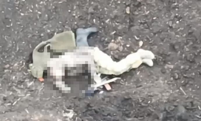 ドローンに戦いを挑むがやられてしまい、最後は自殺するロシア兵！