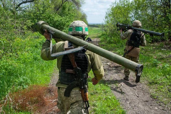 ウクライナ軍将校「ロシアのヘリの対策が分かった、歩兵で突撃すれば良いんだ」！