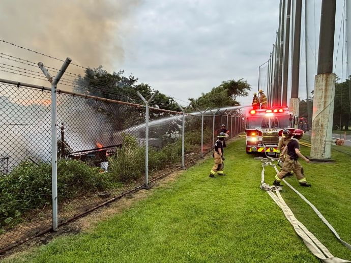 綾瀬市本蓼川にて発生した火事で、在日米海軍厚木基地の消防隊もフェンスの内側から消火活動に協力！