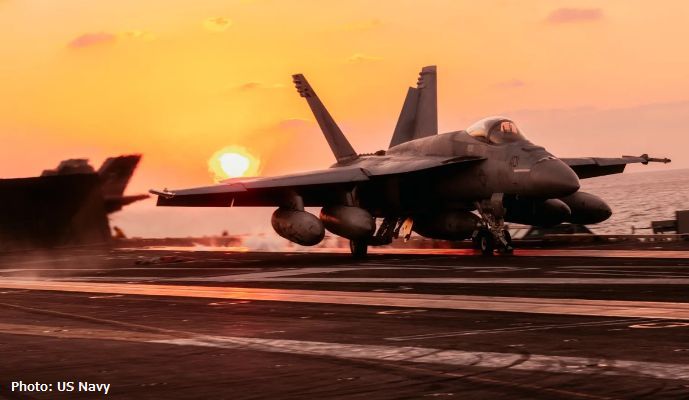 夕暮れの東シナ海で米海軍空母「ジョージ・ワシントン」の飛行甲板から発艦するF/A-18Eスーパーホーネット！