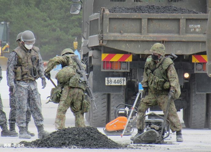 攻撃を受けた基地滑走路の復旧に新型「コンクリート製造車」を導入…自衛隊幹部「攻撃されても半日で飛ばせる」！