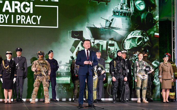 ポーランド首相、自国への「核兵器」配備を要求…ベラルーシへの核移転受け！