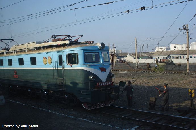 北朝鮮の旅客列車が電気不足で峠を越えることができず転覆、400人が死亡…「遺体処理専担班」作り事故を収拾！