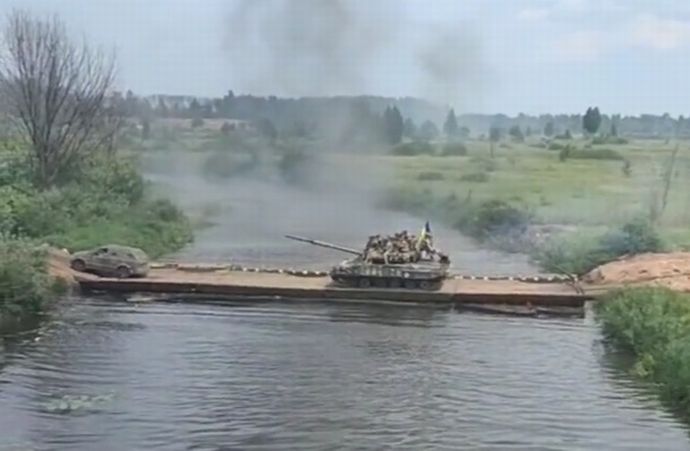 歩兵満載(タンクデサント)のウクライナ軍戦車がロシア軍の砲撃の中で決死の渡河作戦！