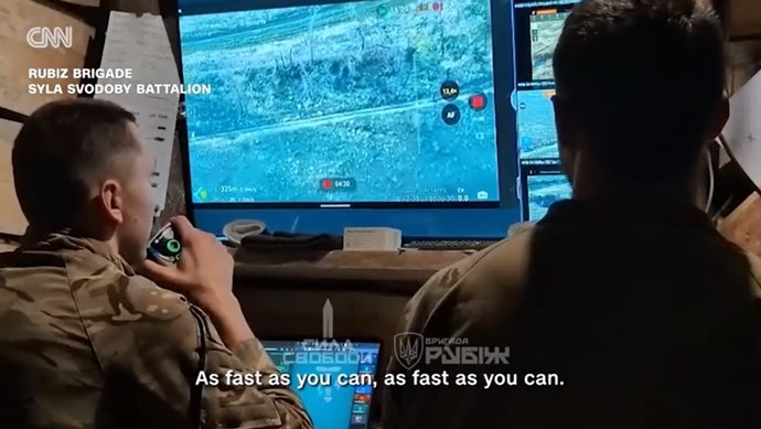 「死ぬか生きるか」と覚悟　ロシアの襲撃から電動バイクで生還したウクライナ兵！