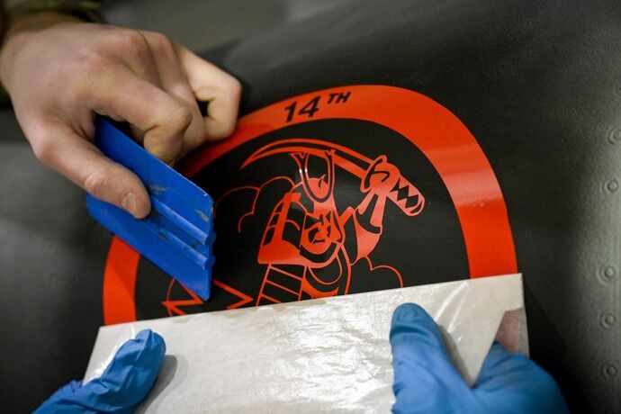 米空軍三沢基地、F-16戦闘機にサムライをモチーフにした新エンブレムの貼り付け作業！