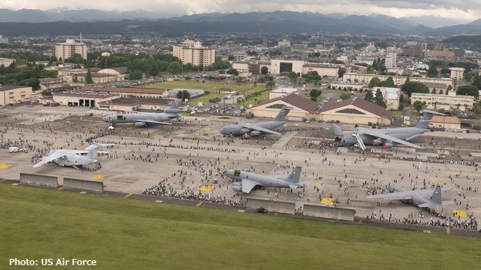 米軍横田基地で日米友好祭が開催、2日間で19万3千人が来場…米軍大型輸送機の機内見学も！