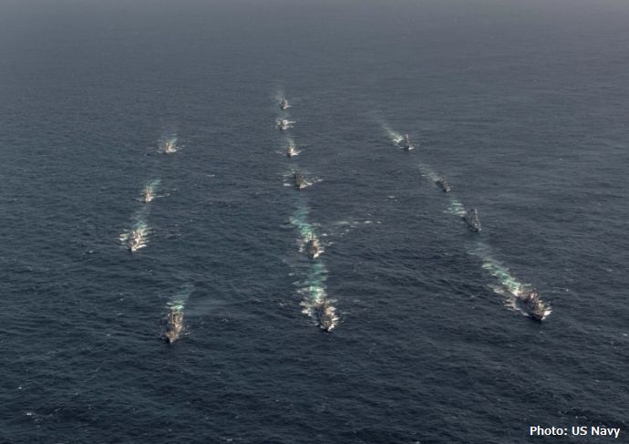 米海軍とNATO艦艇が北大西洋で編隊を組んで航行…多国籍海上演習「フォーミダブル・シールド 2023」！