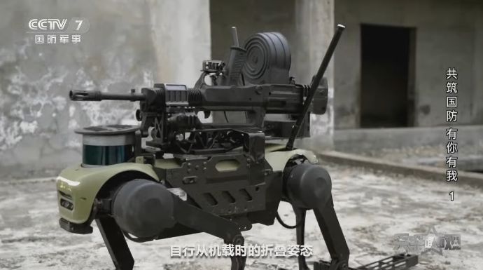 中国武装警察がマシンガン装備4足歩行ロボットで市街地突入訓練を実施！