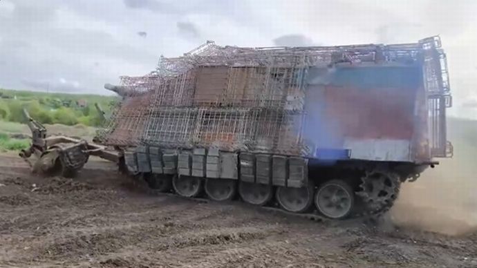 ロシア軍の亀戦車が装甲強化でハリネズミ戦車に進化？…地雷除去用マインローラー装備の新タイプが出現！