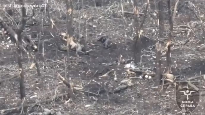 「アウディーイウカ戦線でロシア軍の損失を示す空撮映像、兵士の遺体が散乱する黙示録的光景！