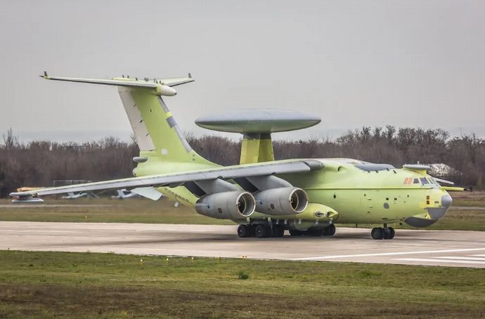 ウクライナ軍、ロシアの希少な航空機2機(A-60レーザー・A-100AWACS)を破壊…早期警戒管制機の整備施設も破壊！