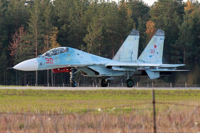 ロシア軍の高性能複座戦闘機Su-27UBが「焼き討ち」に遭う…ウクライナ国防省が炎上の様子を捉えた映像を公開！