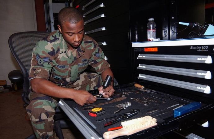 調整しなくても一瞬ですべての径に対応できる画期的なモンキーレンチが開発される！