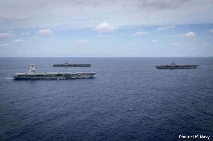 大西洋で編隊を組んで航行する3隻の米海軍空母…最新型の「ジェラルド・R・フォード」も！
