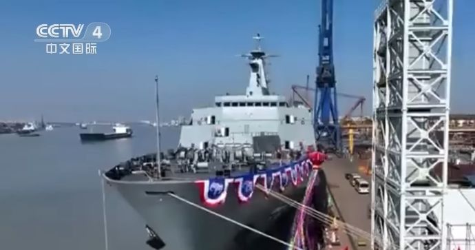 中国製の2万トン級ドック型揚陸艦をタイ海軍に引き渡し…東南アジアで最大の現役軍艦に！