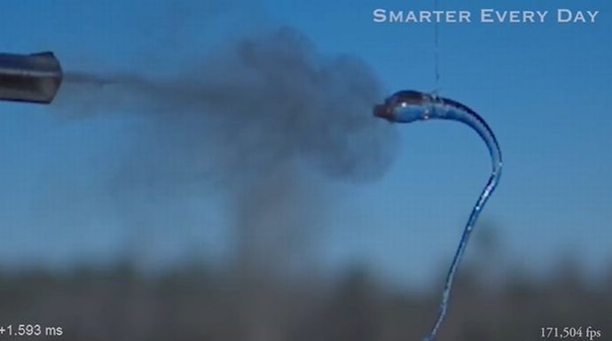 撃ったら銃弾の方が砕ける、恐ろしいほど頑丈なガラス「オランダの涙」！