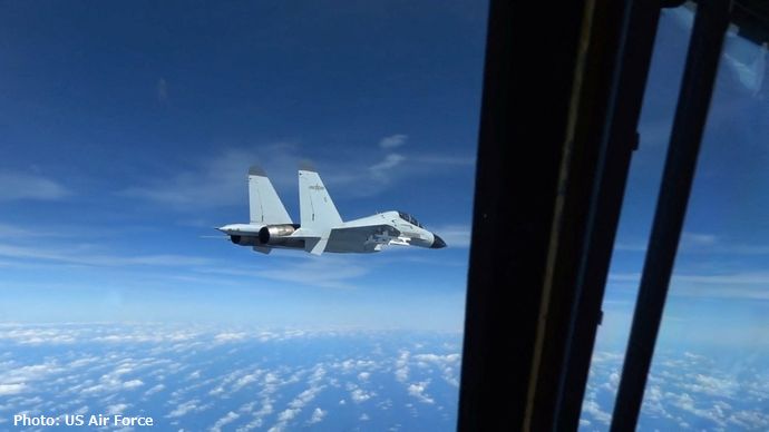 南シナ海で中国軍J-11戦闘機が米軍RC-135偵察機の3メートル以内に異常接近！