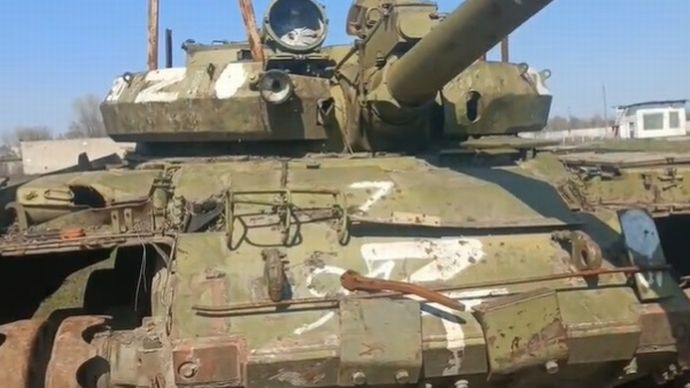 鹵獲されたロシア軍のT-62M戦車…寿命は短いとわかって突っ込んでんだな！
