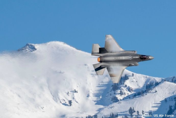 米空軍のF-35戦闘機デモンストレーションチームが華麗なフライトを披露！