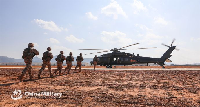 中国陸軍航空旅団に所属するZ-20汎用ヘリコプター部隊では、歩兵部隊と合同でヘリボーン訓練を実施！