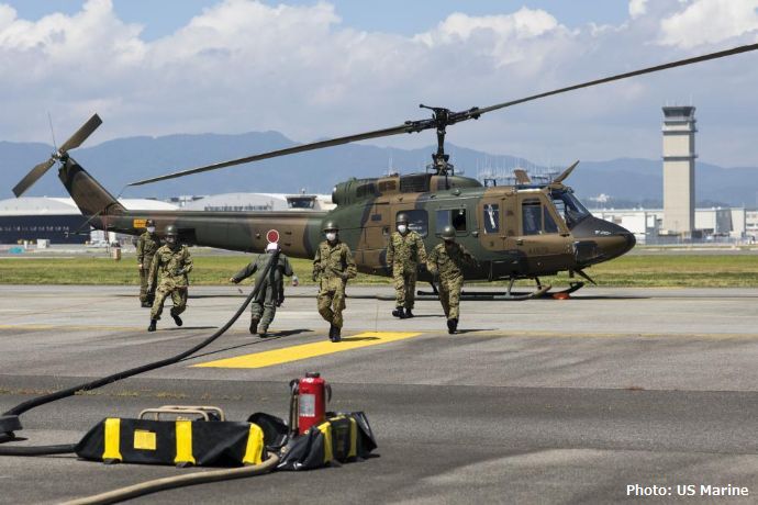 米海岩国航空基地で陸自UH-1ヘリに給油する相互運用訓練を実施！