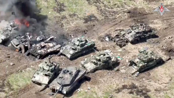 ウクライナ外務大臣「レオパルドが破壊された、新しいのくれ」…ショルツ「で、でもこれは国を守る戦車で…」！