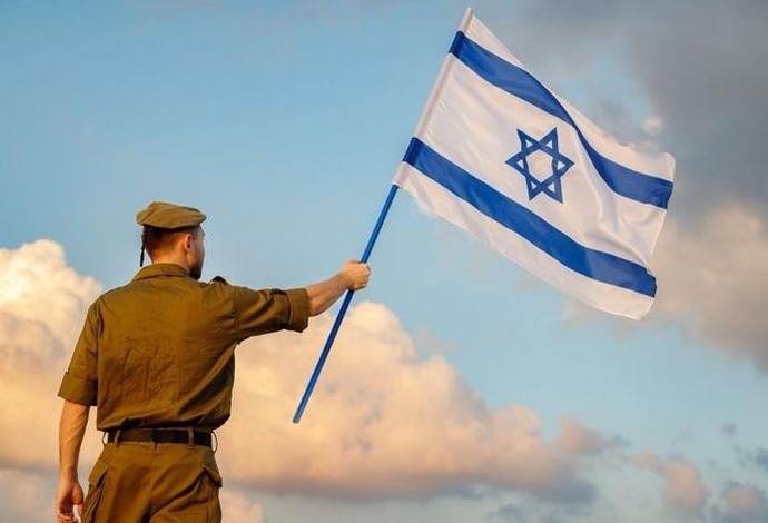 イスラエル警察、占領下の東エルサレムにあるUNRWA施設の国連旗を降ろして自国国旗を掲揚！