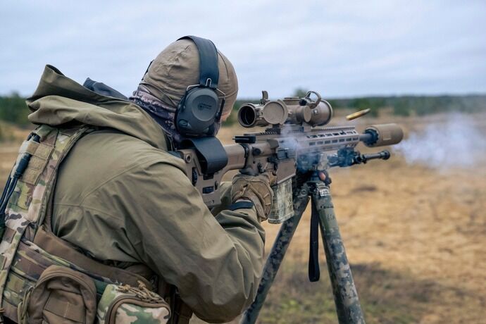 NATO多国籍旅団に配備された、カナダ陸軍狙撃チームが実弾射撃を披露！