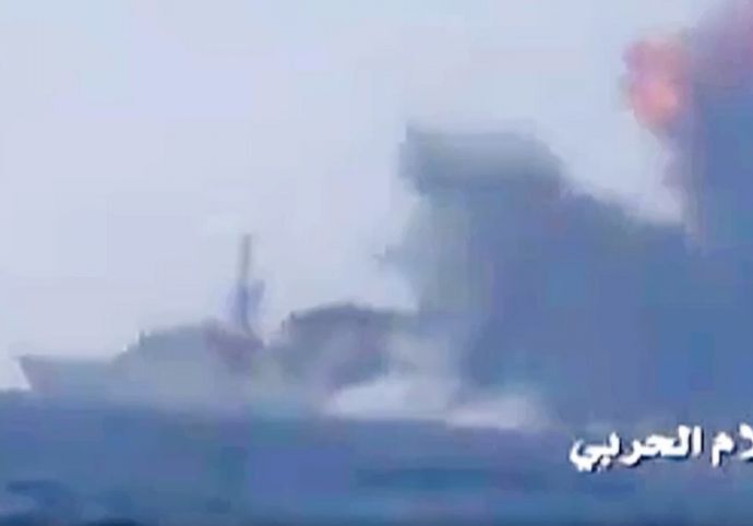 【真偽不明】イエメン沖でフーシ派が米海軍駆逐艦を攻撃したとされる映像…艦船付近で爆発！