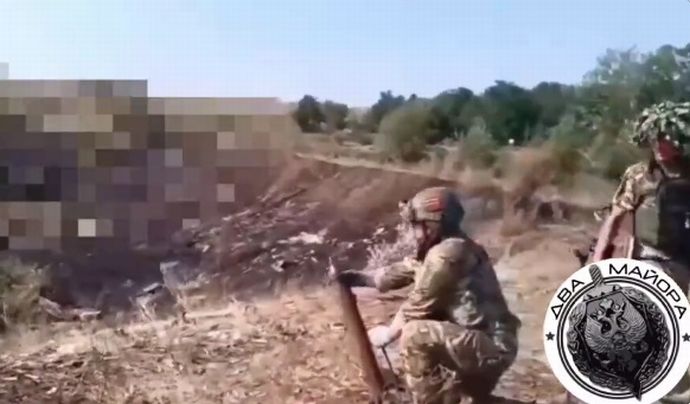 ロシア軍、金属パイプと蝶番で82mm迫撃砲をDIY…運悪ければ自分が吹き飛ばされる危険！